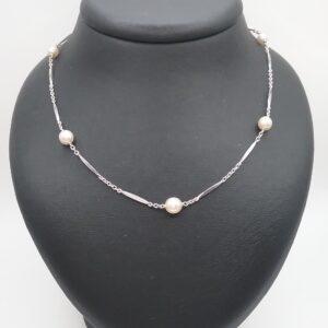 Collier platine et perles